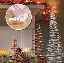 En plus d'être biodégradable, le sapin naturel a souvent une deuxième vie grâce à des organismes qui en font la récolte après le temps des fêtes. Petit Sapin De Noel Artificiel A Fabriquer Soi Meme Idees Et Tutoriels Christmas Crafts Christmas Decorations Christmas Decor Diy