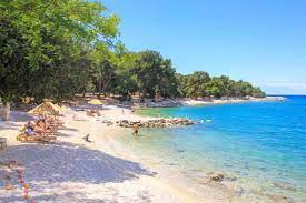 Man gelangt zu ihm, wenn man mit dem auto vom resort amarin mehrere kilometer einen schotterweg entlang fährt, bis man am ufer dann parken kann. Top 10 Schonsten Strande In Rovinj Placesofjuma