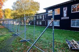 Het aantal plaatsen wordt in 2010 verhoogd van 500 naar 650. Corona Uitbraak Bij Asielzoekerscentrum 39 Besmette Bewoners Overgebracht Naar Den Alerdinck In Laag Zuthem Binnenland Destentor Nl