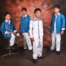 Pada awal tahun 1998, achik memulakan kerjaya awal seni muzik dengan menceburi dunia nyanyian ketika beliau berusia 16 tahun. Biodata Tajul Adik Arwah Achik Spin