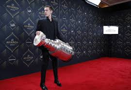 Let the hockey world hear you and comment below with your answers. Nhl Hands Out Its Trophies At Annual Awards Show In Vegas Taiwan News 2019 06 20 07 48 12