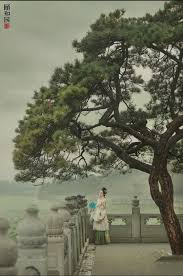 春湖落日水拖蓝 天影楼台上下涵 十里青山行画里 双飞百鸟似江南 满山松柏成林 林下缀以繁花 堤岸间种桃柳 湖中一片荷香 cosplay