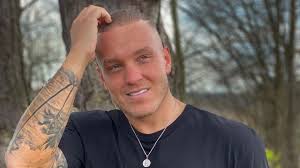 Versöhnung? Jakub Merlan-Jarecki zeigt auf Malle Kate-Tattoo