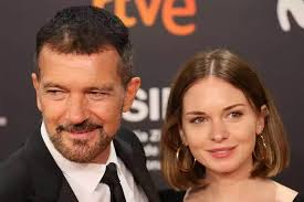Stella Banderas (28 years old) makes a decision that moves her father,  Antonio Banderas