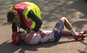 Son équipe, ineos grenadiers a publié un court extrait vidéo du coureur qui semble en parfaite. U23 Tour Flanders Crash Took Out Team Gb S Tom Pidcock Sticky Bottle