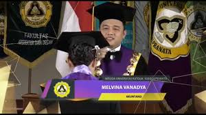 Oleh dengan trendnya foto yang ada serta bisa menggambarkan serta menuangkan perasaan. Melihat Berbagai Macam Cara Wisuda Di Tengah Pandemi Covid 19 Mamikos Info