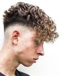 From long, grown out styles to short cuts, these are the hairstyles to try for men with wavy hair. Pin On Corte De Cabelo Masculino Para 2020