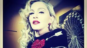 Nosí ho aj Madonna. Slovák navrhuje látky v cene bytu