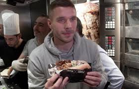 Podolski wird aktuell wegen seiner oberschenkelverletzung in köln behandelt. Podolski Koln De Ortak Doner Bufesi Acti Panorama News