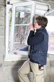 En effet nos fenêtres sont contre un cadre métalique lié à la maison et l'espace pour la fenêtre est de 45, ce qui veut dire soit on fait une rénovation totale mais dans ce cas la fenêtre dépassera de 2,5 à 3 cm à l'intérieur soit on fait en rénovation mais on perdra fortement en luminosité. Changer Une Fenetre En Depose Totale Faire Le Bon Choix Blog Equipbaie