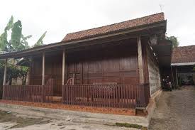 Sebagai contoh adalah sebuah usaha kuliner jajanan khas. Mengenal Uniknya Rumah Adat Using Di Desa Kemiren Banyuwangi Myvalue Kompas Gramedia