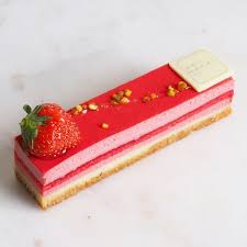 Saya L Excellent Petit Gateau A La Fraise Par Sadaharu Aoki J Adore La Precision De Ses Desserts Ta Gateau A La Fraise Creme Chocolat Blanc Petit Gateau