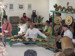 Gamelan adalah sebuah musik ensambel tradisional yang populer di wilayah jawa, sunda, dan bali. Orang California Piawai Bermain Gamelan Kumparan Com