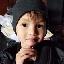 Ito ang pabirong pahayag ni Senator-elect Ronald “Bato” Dela Rosa matapos  tanungin ng mga mamamahayag kung sino ang sasama sa kaniya sa planong  pagbisita kay dating Pangulong Rodrigo Duterte. "Pamilya. Pamilya kasama