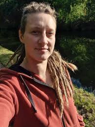 Hello I'm carole from the wirral and newly diagnosed, hello to all my adhd  buddy's 💜💕 i hate waiting, I'm inpatient, I hate clutter and mess, and I  speak my mind, I