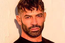 Da anni accanto alla mitica tina cipollari nello studio … Gianni Sperti E Gay Le Parole