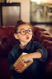 今年もオシャレ女子にメガネはマストアイテム トレンドに敏感な子はもう持ってるかも シンプルな服装も旬のメガネをかけるだけでピリッとスパイスに 可愛くてオシャレなメガネ女子を目指して あなただけの一着を探してみませんか キュートなキッズ シンプルな