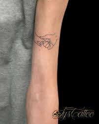Le tatouage temporaire fleur de lotus s'applique en quelques minutes avec de l'eau. Lys Tattoo Tatouage Minimaliste Deux Mains Lys Tattoo