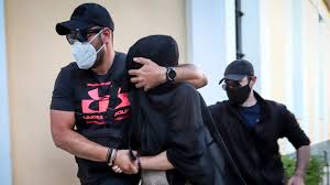 H κατηγορούμενη για απόπειρα ανθρωποκτονίας από πρόθεση σε. Epi8esh Me Bitrioli H8ele Na Bapsei To Spiti Ths H 35xronh Meta Thn E3ontwsh Ths Antizhloy Ths