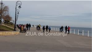 Copiii nu par deranjați de rând, de așteptare, nici măcar de ploaie. CrÄƒciun In CarantinÄƒ Faleza Cazinoului Magnet Pentru ConstÄƒnÈ›eni Cu Mic Cu Mare La Plimbare