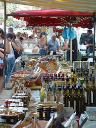 Farmers Market In Arles France Voyage En France Bienvenue En France Gastronomie Francaise
