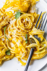 Spaghetti With Butternut Squash Leek Parmesan Sauce Is So Delicious Recipe Skinny Taste Recipes Pumpkin Pasta Pasta Dishes