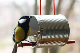 Mangeoire à plateau ou mangeoire à trémie, chacune peut être réalisée en bois en suivant des plans de mangeoires à oiseaux. La Boite De Conserve Le Site Plein De Ressources Pour S Engager Dans Une Consommation Responsable