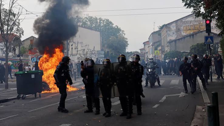 Up to 500 schools close in France over student protests - BBC News