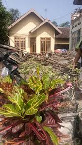 Gempa dengan magnitudo 6,7 mengguncang sejumlah wilayah di jawa timur. Gempa Magnitudo 6 7 Guncang Malang Dilaporkan Beberapa Rumah Rusak Faktualnews Co