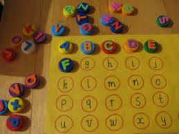14 Idees Ingenieuses D Activites Pour Enfants Avec Des Bouchons En Plastique Apprendre L Alphabet Jeux Alphabet Activites D Alphabet