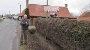 La voix du nord, a édité une édition à 200 000 exemplaires visant à expliquer les raisons pour lesquelles la rédaction «s'inquiète» d'une possible victoire du parti nationaliste, quelques jours après la publication d'un sondage plaçant marine le pen en tête des intentions de vote pour les élections. Et Si Vous Deveniez Porte Voix De La Voix Du Nord Comme Jean Pierre De Thiennes