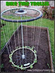 Bike Tire Trellis Exactly What I Want To Do With Wheels From An Old Wheel Barrow Gartenspaliere Gartengestaltung Ideen Garten