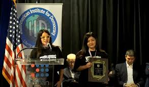 Hijas de Fernando Villavicencio recibieron premio póstumo del Instituto  Interamericano para la Democracia