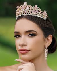 Make your Quinceañera session a magical memory with our experienced team!  👗 Dazzling dresses of all styles 👑 Accessories 💄Professional Makeup &  Hairstyle 📚Albums made in Italy 🖼️ Acrylic prints 📍Access to