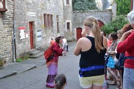 Madame Pourquoi Comment Visite Theatralisee A Josselin C Josselin Communaute Madame Visite Breizh