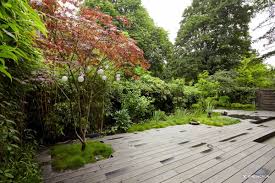 Klassische Gartenterrasse Mit Loungebereich Und Natursteinpflaster Garten Terrasse Garten Kleiner Garten