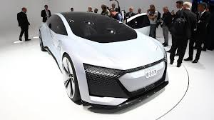 Dinamik tavan tasarımı, beş kapılı yapısı ve cam hattı boyunca uzanan karakteristik tornado çizgisi aracın dinamik tasarımını daha da fazla ortaya. Audi A9 E Tron Coming 2024 As Range Topping Ev