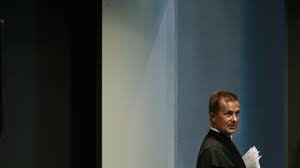 Tendo em conta que o dr juiz ivo rosa não cumpre com o direito constitucional em benefício da. Wgmlcy1heyoirm