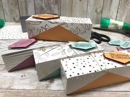 Diese Schachtel Mit Klappdeckel Kannst Du Ganz Schnell Und Einfach Basteln Und Dazu Das Gratis Design Schachtel Basteln Geschenkbox Basteln Schachteln Basteln