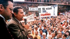 Résultat de recherche d'images pour "lech walesa stocznia 1980"