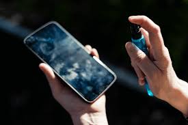 日々汚れていくスマホ。すみずみまで掃除する全手順【iPhone & Android】 | ライフハッカー・ジャパン