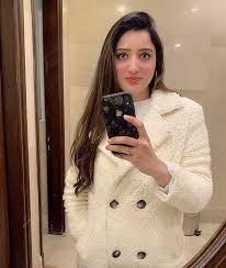 She began her career uploading cover songs to youtube and soon earned a devoted following of millions of fans all over the world tuning in to watch her weekly uploads. Emma Heesters Live Video On Instagram Facebook