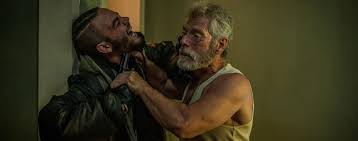 O homem nas trevas 2, continuação do suspense extremo (praticamente terror) de 2016, ganhou seu segundo trailer, trazendo novamente stephen lang como um psicopata cego. 1okwx1o3vkantm