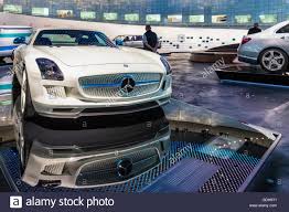 Interieur Du Musee Mercedes Benz Stuttgart Allemagne 2012 Mercedes Benz Sls Amg Coupe Electric Drive Photo Stock Alamy