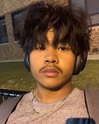 Hello everyone, nice to meet you all. My name is Simon and I'm from Kansas  City. I'm 100% committed to Colby and I'll be majoring in Chemistry with a  concentration in biochemistry (