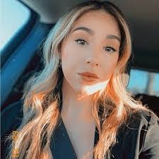 Lisa Hartless's Instagram, Twitter & Facebook