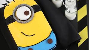 Der kuchen sollte jetzt glatt ummantelt sein. Minions Torte