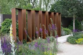 Gestalten Mit Holz Metall Naturstein Herrhammer Gartner Von Eden Gartengestaltung Holzwand Garten Gartengestaltung Ideen