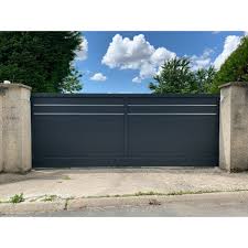 Droit, il est fait d'un remplissage de larges lames verticales. Portail Aluminium Coulissant Deux Liserets Finition Inox