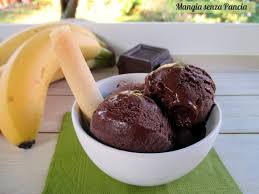 Servite il gelato al cioccolato con una spruzzata di panna montata. Gelato Al Cioccolato E Banana Congelata